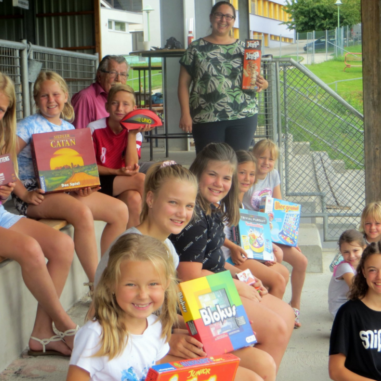Kinder mit Spielen